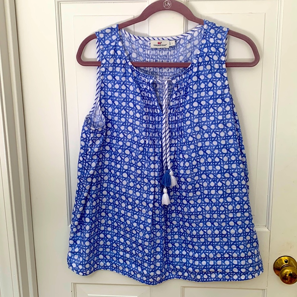 Vineyard Vines rattan blue and white top